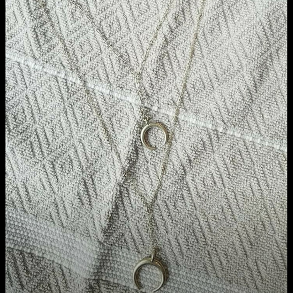 Triple chain necklace with horns